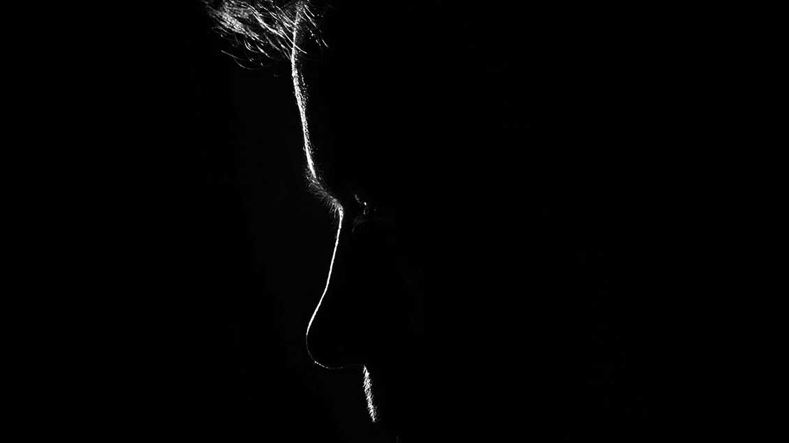 Silhouette eines Mannes im Dunklen Symbolfoto: pixabay