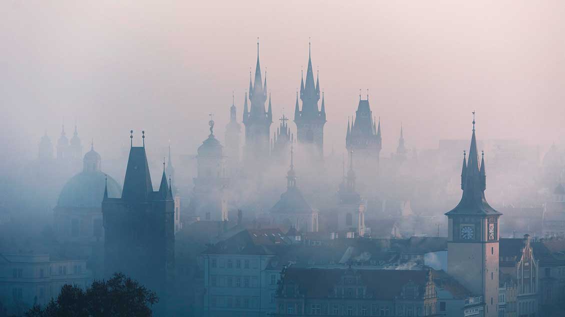 Blick auf Türme von Prag im Nebel