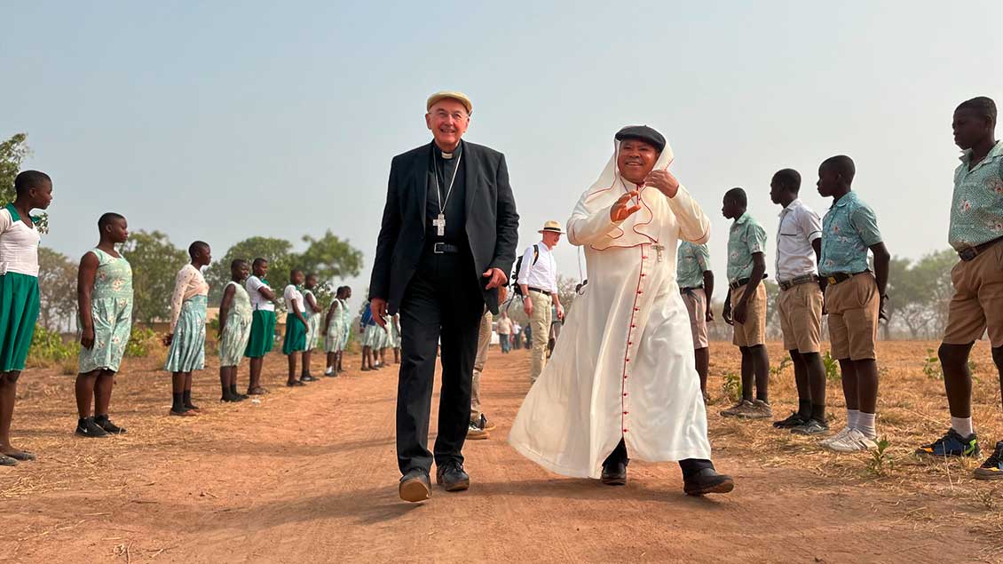 „Wir können viel von den Menschen und der Kirche in Ghana empfangen.“ Dieses Fazit zieht Münsters Bischof Felix Genn am Ende seiner Ghana-Reise, bei der er auch dem Bischof von Damongo, Peter Paul Angkyier (rechts), begegnet ist. | Foto: Stephan Kronenburg (pbm)