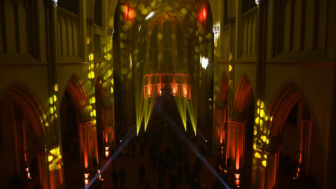 Wiedereröffnung der Josephkirche mit bunter Lichtershow. | Foto: Michael Bönte