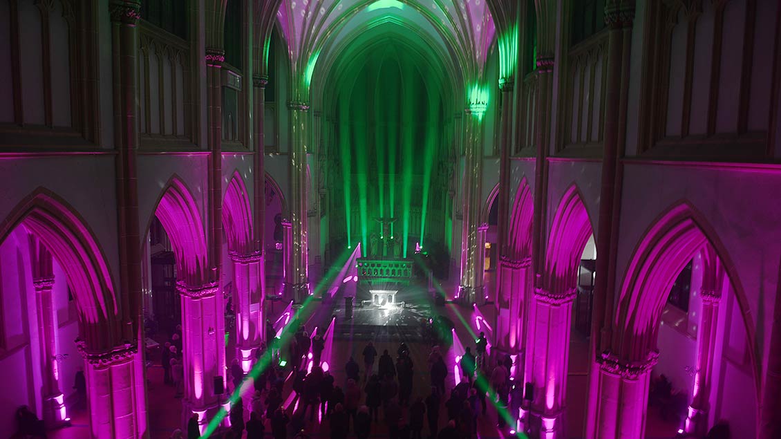 Wiedereröffnung der Josephkirche mit bunter Lichtershow. | Foto: Michael Bönte
