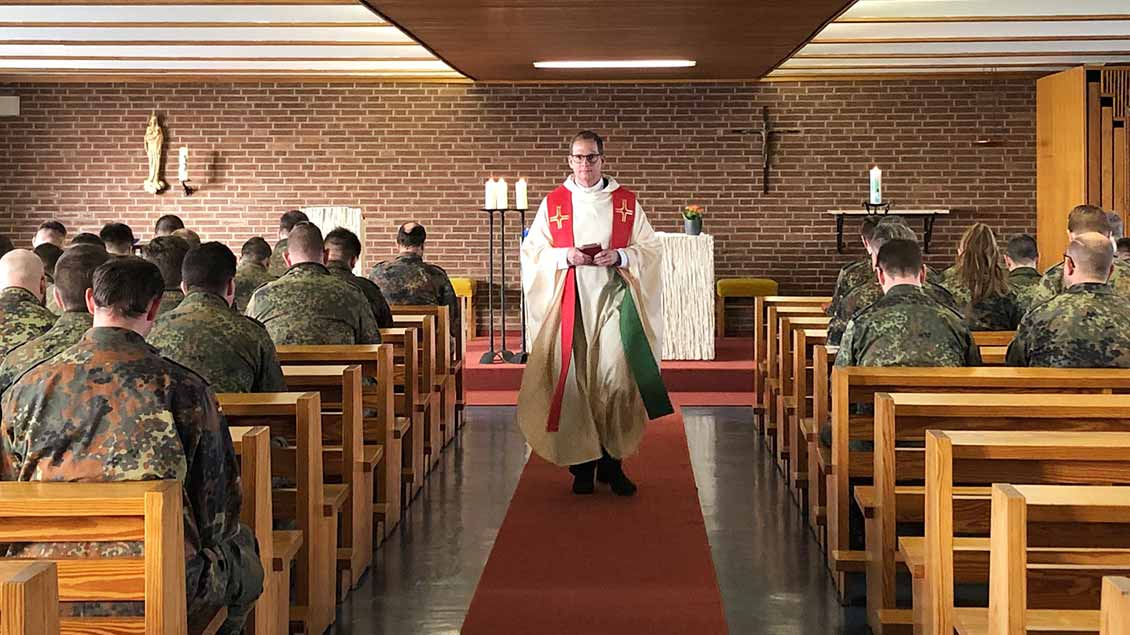 Pater Roman Fries feiert mit Soldatinnen und Soldaten Gottesdienst