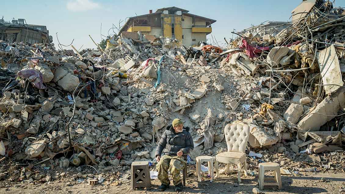 Ein Mann sitzt nach dem Erdbeben zwischen Trümmern.