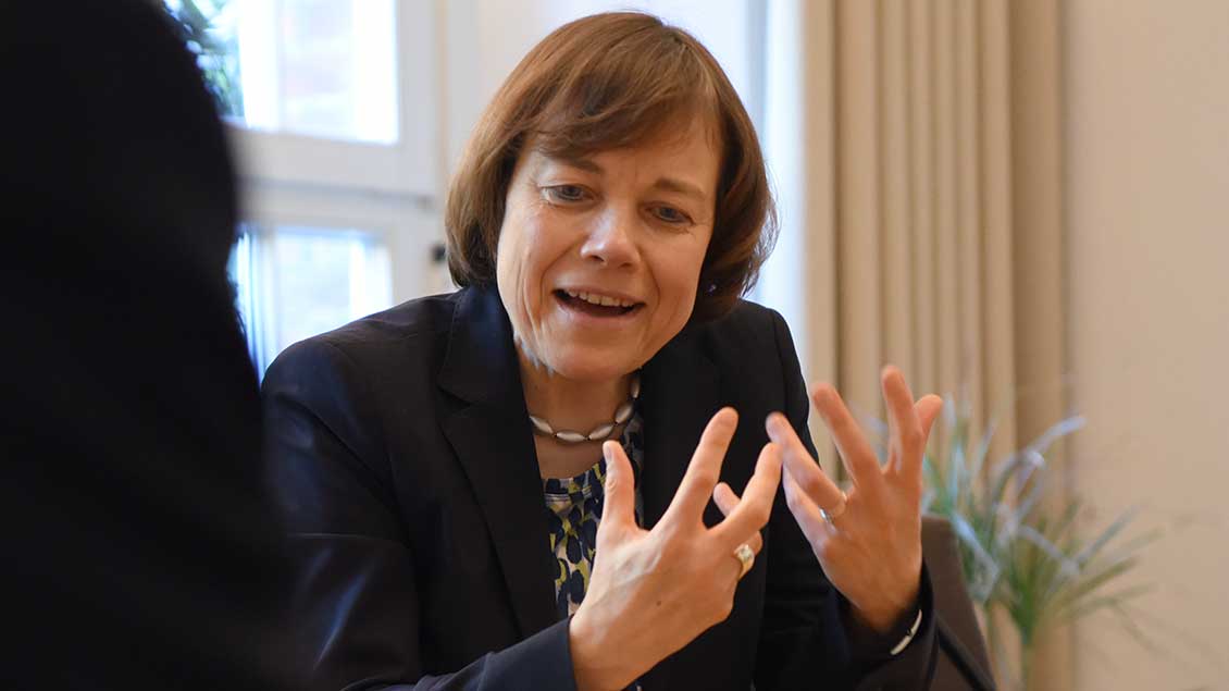 EKD-Ratsvorsitzende Annette Kurschus mit Gesten im Gespräch
