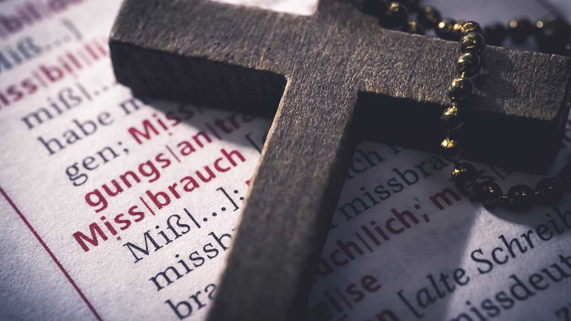 Kreuz liegt neben dem Wort Missbrauch im Duden Foto: Christian Ohde (imago)