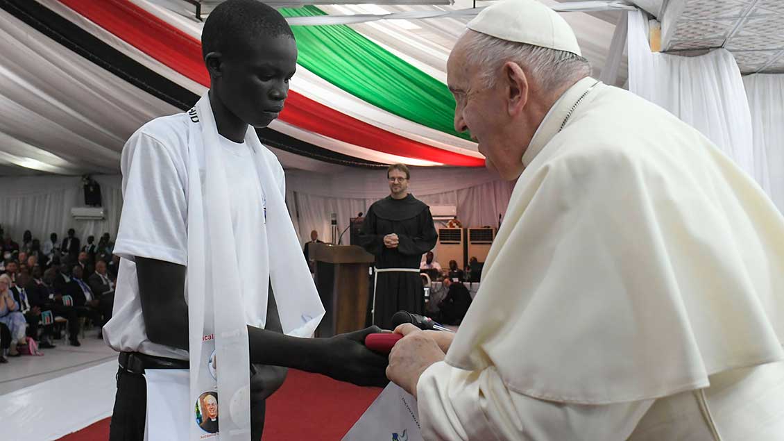 Papst Franziskus bei einer Begegnung mit Binnenflüchtlingen in der südsudanesischen Hauptstadt Juba. Foto: Vatican Media (Imago)