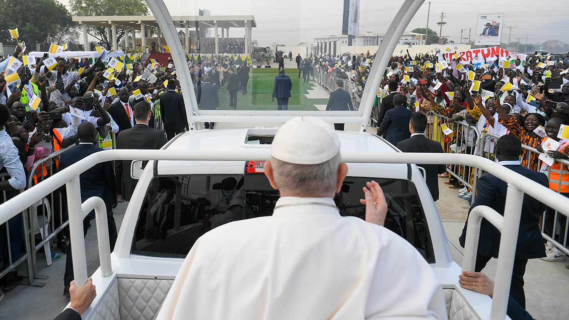 Papst Franziskus fährt im Papamobil durch die Reihen der Gläubigen in Juba Foto: Vatican Media (Imago)