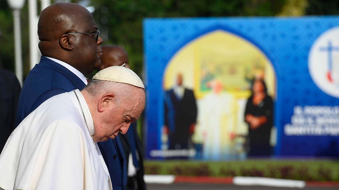 Papst Franziskus verneigt sich bei Besuch in DR Kongo Foto: Zuma Wire (imago)