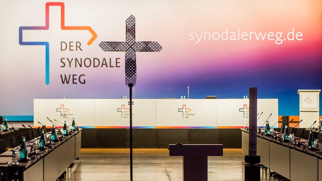 Kreuz im Sitzungssaal des Synodalen Wegs Foto: Maximilian von Lachner (pd)