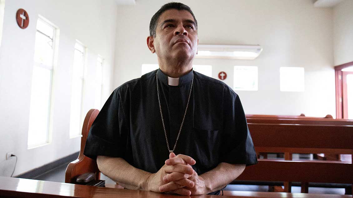 Bischof Rolando Alvarez kniet und betet Archivfoto: Maynor Valenzuela (Reuters)