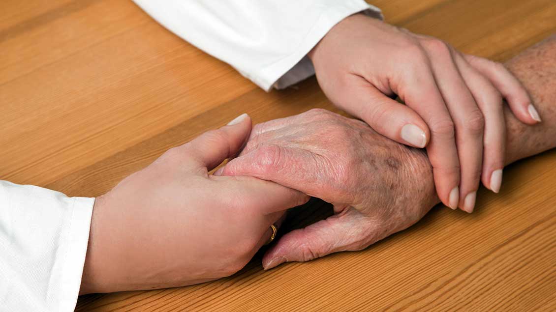Hände einer Ärztin im weißen Kittel und eines alten Menschen Foto: Shotstop (Imago)