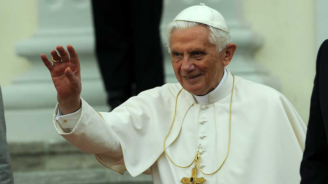 Papst Benedikt XVI. winkend