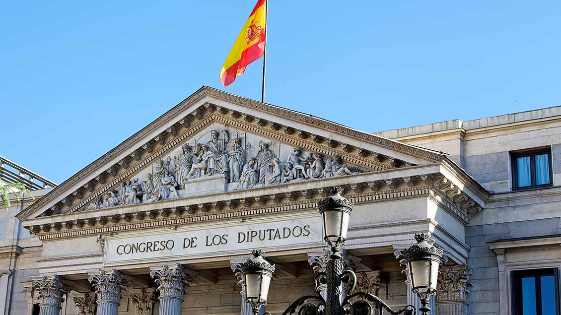 Spanische Flagge auf dem Parlamentsgebäude