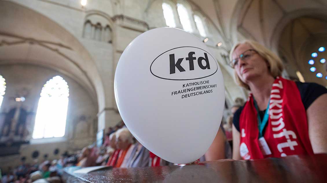 Frau mit KFD-Schal und Ballon im Dom in Münster
