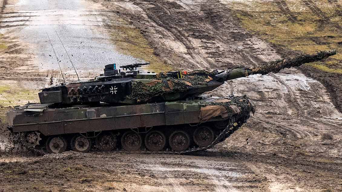 Kampfpanzer Leropard 2 im Gelände Foto: Kirchner-Media (Imago)