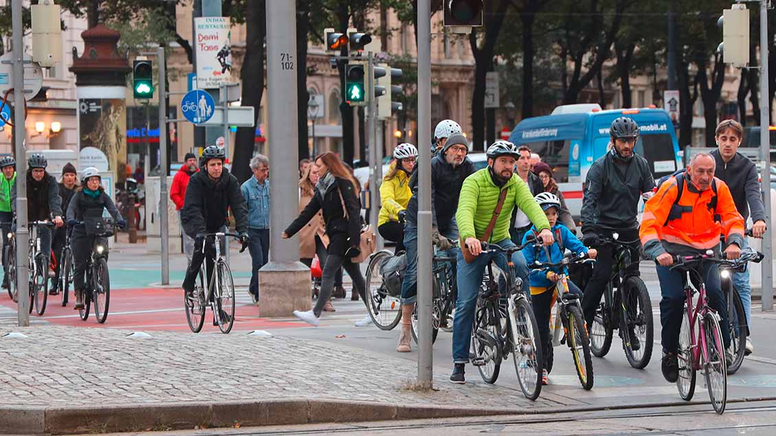 Radfahrer im Straßenverkehr Foto: SKATA (Imago)