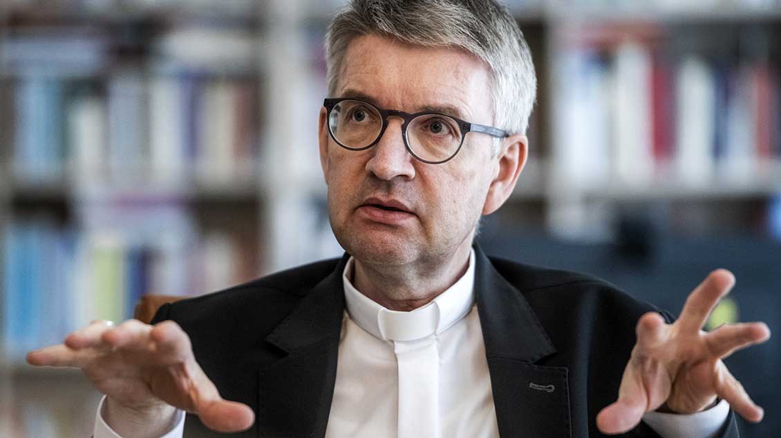 Der Mainzer Bischof Peter Kohlgraf im Gespräch Foto: Bert Bostelmann (KNA)