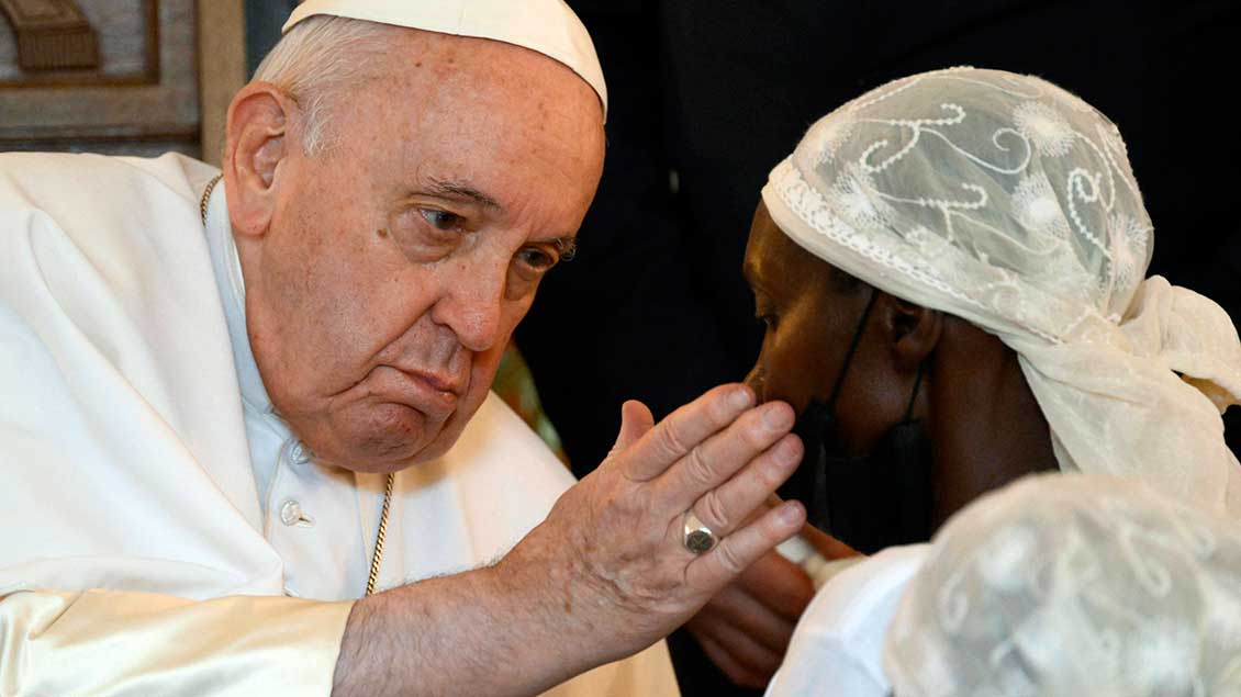 Papst Franziskus berührt eine dunkelhäutige Frau an der Wange Foto: Vatican Media (Zuma Press / Imago)