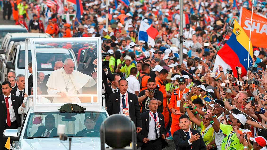 Papst Franziskus mit Jugendlichen beim Weltjugendtag 2019 in Panama. Foto: Catholic Press Photo (Vatican Media / Imago)