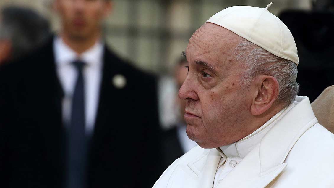 Papst Franziskus sitzt und schaut nachdenklich Foto: Evandro Inetti (Zuma Wire / Imago)