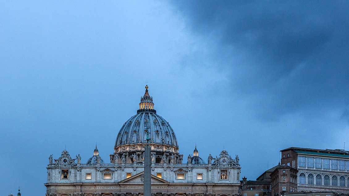 Dunkle Wolken über dem Petersdom in Rom Foto: Christof Haverkamp