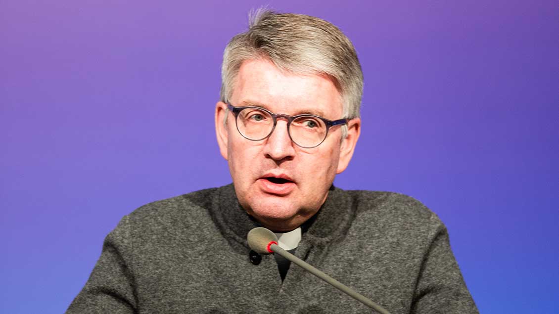 Der Mainzer Bischof Peter Kohlgraf bei der Pressekonferenz