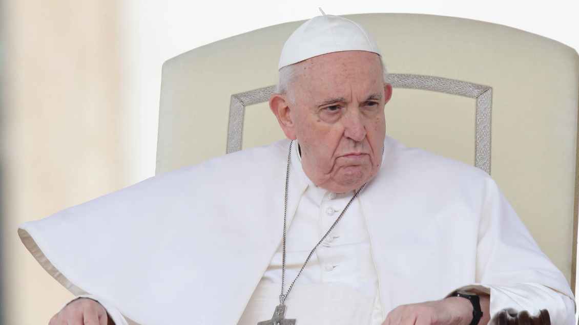 Papst Franziskus sitzt auf einem Stuhl in weißem Gewand Foto: Evandro Inetti (Zuma Wire / Imago)