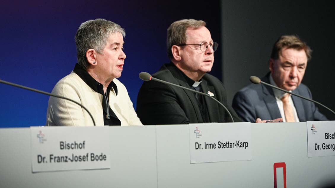 Präsidium des Synodalen Wegs auf dem Podium Foto: Julia Steinbrecht (KNA)