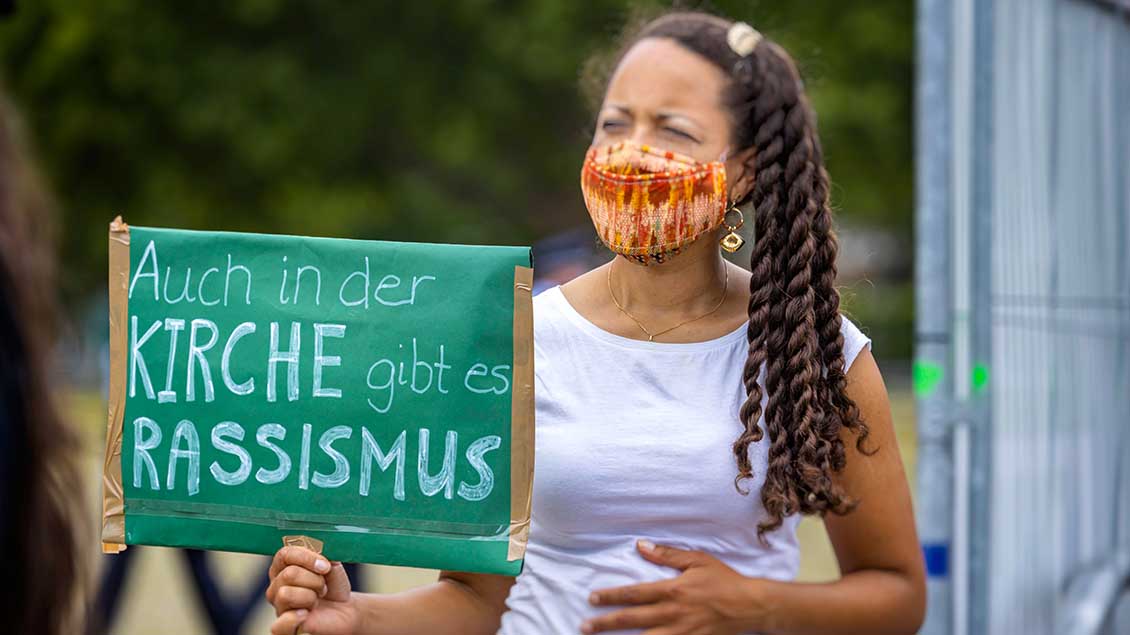 Demonstrantin mit einem Schild Foto: Arnulf Hettrich (imago)