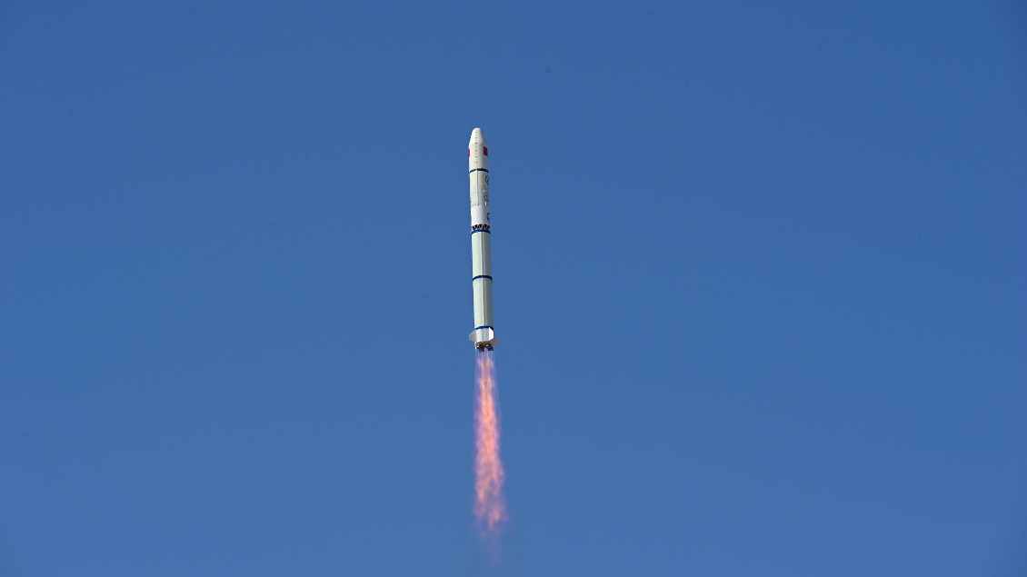 Vor blauem Himmel steigt eine Rakete in die Luft. Symbolfoto: Xinhua (imago)