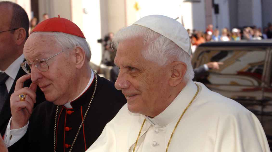 Papst Benedikt und Kardinal Wetter in der Menschenmenge Archivfoto: Sven Simon (imago)