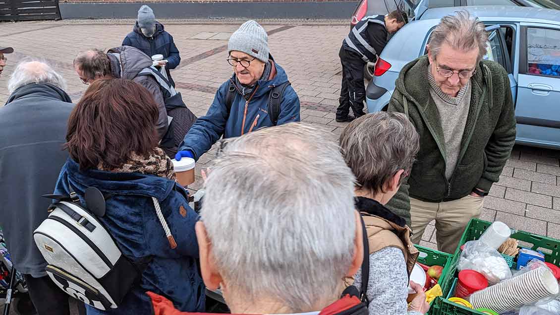 Das Helferteam bei der Verteilung der Mahlzeiten auf dem Bahnhofsvorplatz in Oldenburg. | Foto: Michael Rottmann