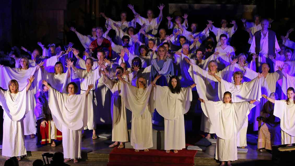 Ein Chor in weißen Gewändern beim Musical "Jesus Christ Superstar"