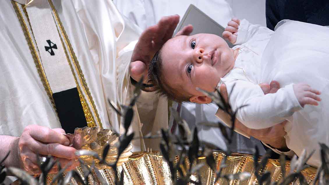 Kind bei der Taufe im Vatikan