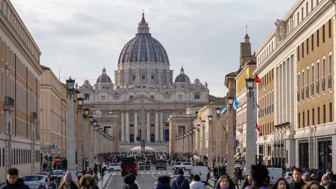 Blick von einer Straße in Richtung Petersdom in Rom