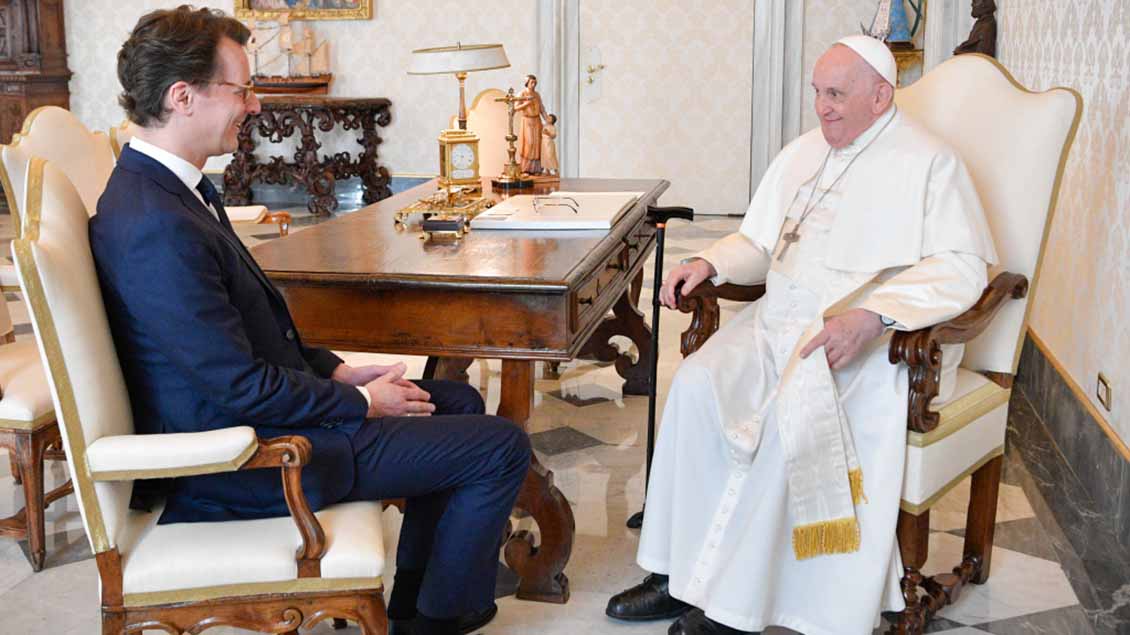NRW-Ministerpräsident Hendrik Wüst (CDU) und Papst Franziskus Foto: Vatican Media (imago)