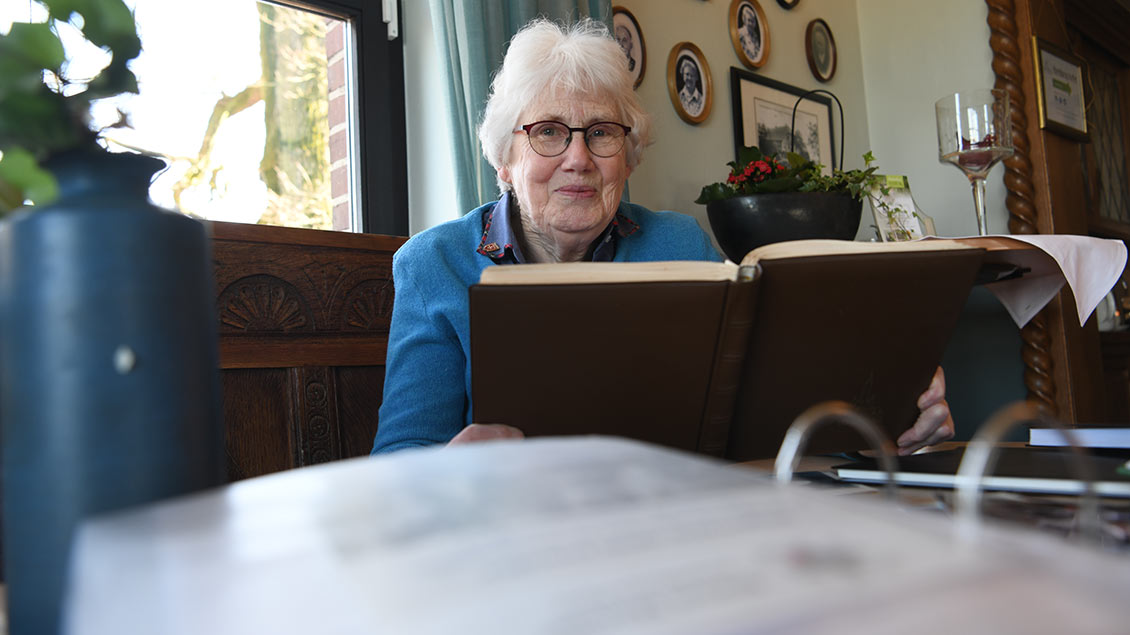 Maria-Helen Wiggenhorn am Tisch mit Erinnerungen ihrer  Lourdes-Reisen. Foto: Michael Bönte