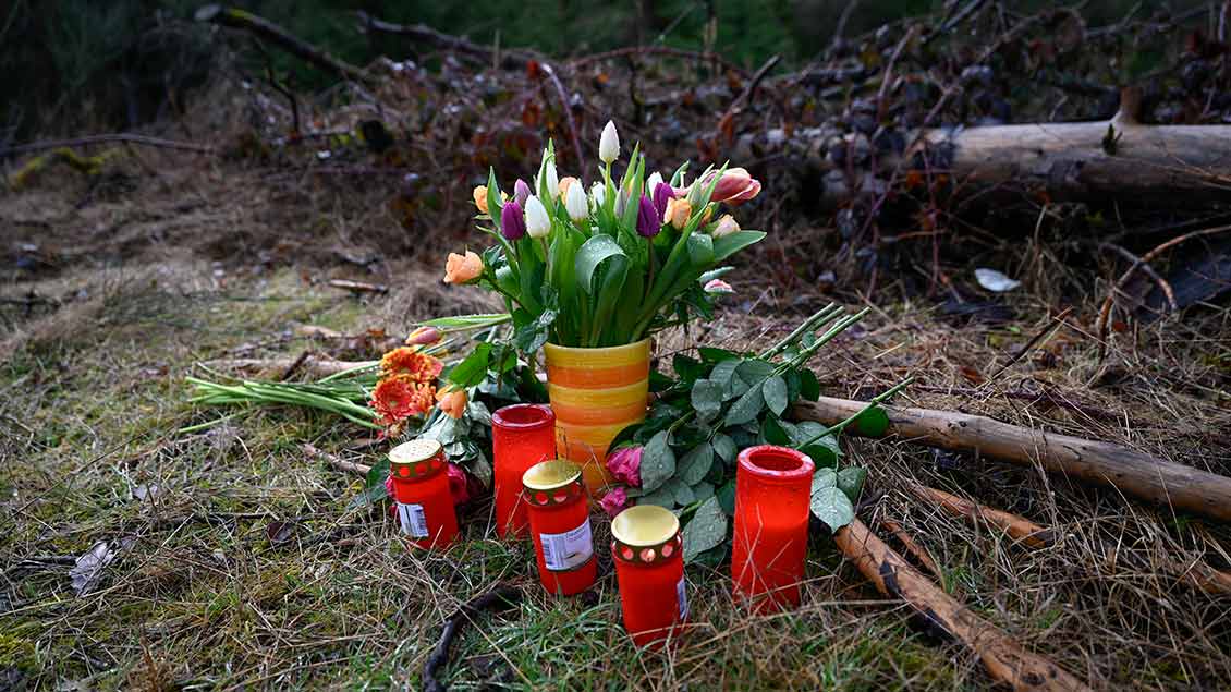 Kerzen am Fundort der Leiche bei Freudenberg Foto: Andreas Buck (Funke Foto Services / Imago)