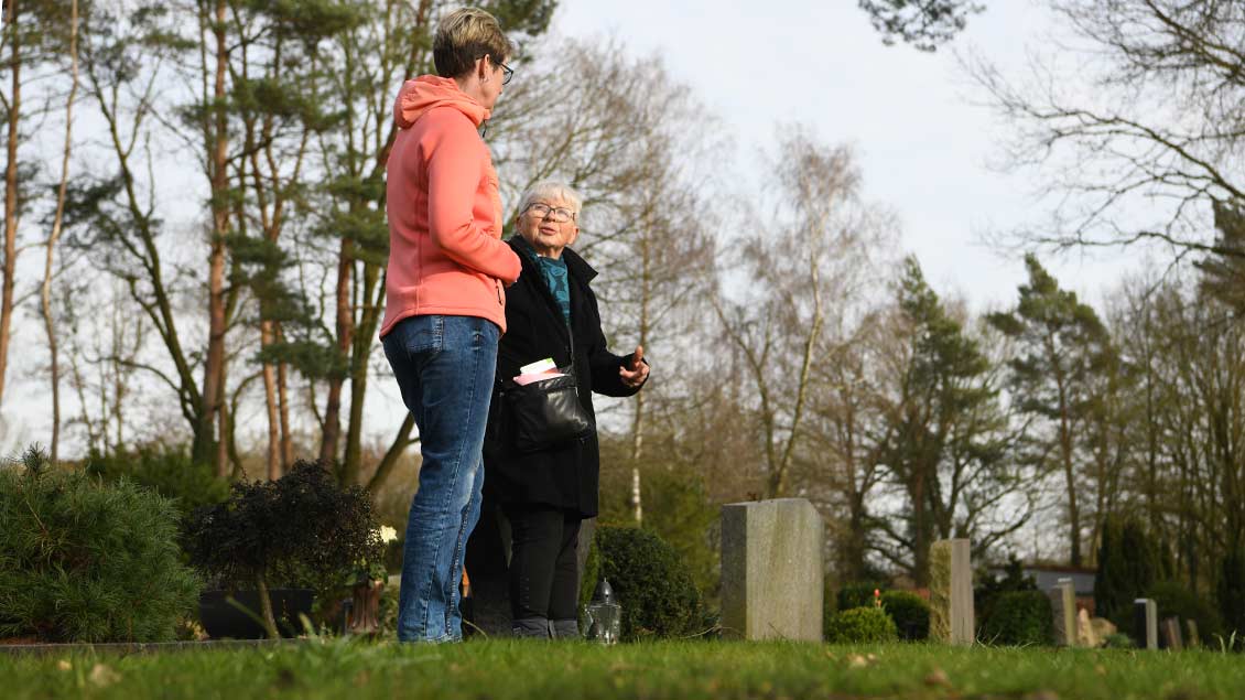 Es gab auch persönliche Gespräche über Erfahrungen mit Beerdigungen von Verwandten. | Foto: Michael Bönte