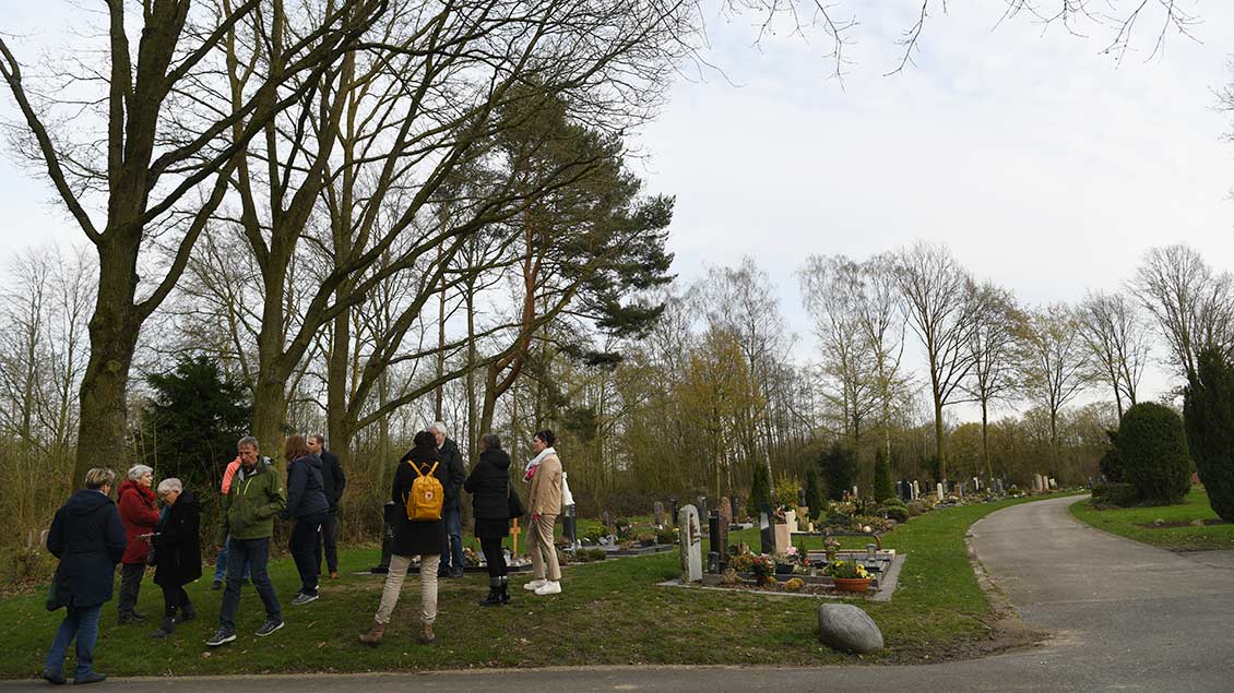 Gang über den Friedhof: Verschiedene Grabstellen wurden besichtigt. | Foto: Michael Bönte