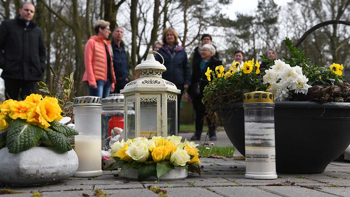 Für die unterschiedlichen Bestattungsformen gab es großes Interesse bei den Teilnehmern. | Foto: Michael Bönte