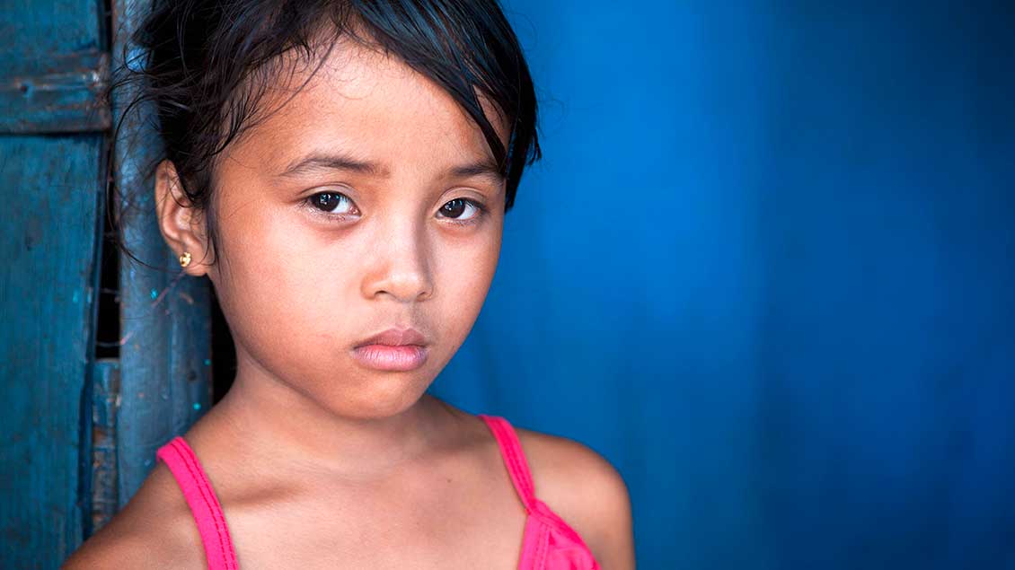 Ein philippinisches Mädchen schaut traurig