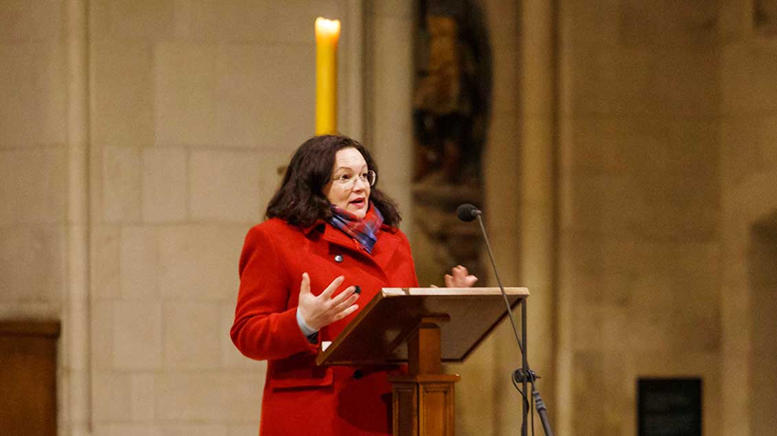 Andrea Nahles steht im Dom in Münster