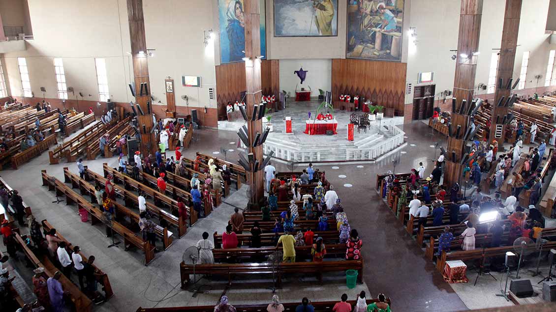 Gut besuchte katholische Kirche in Nigeria