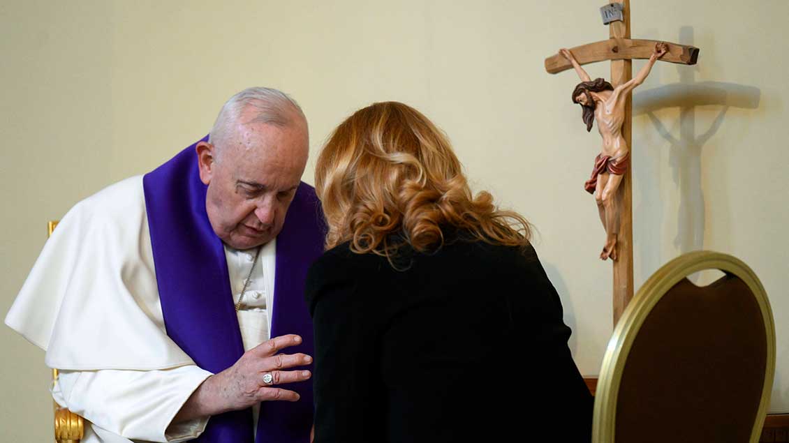 Papst Franziskus hört die Beichte einer Frau, die ihm gegenüber auf einem Stuhl sitzt. Foto: Vatican Media / Catholic Press Photo (Imago)