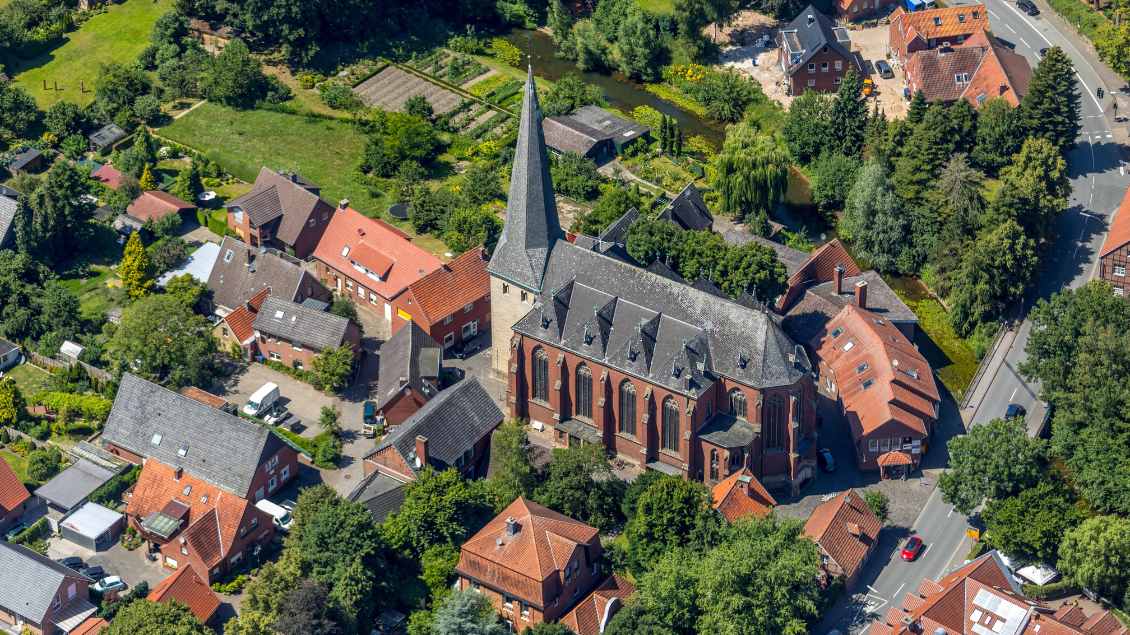 Eine Kirche und das Dorf Westbevern von oben Foto: Hans Blossey (imago)