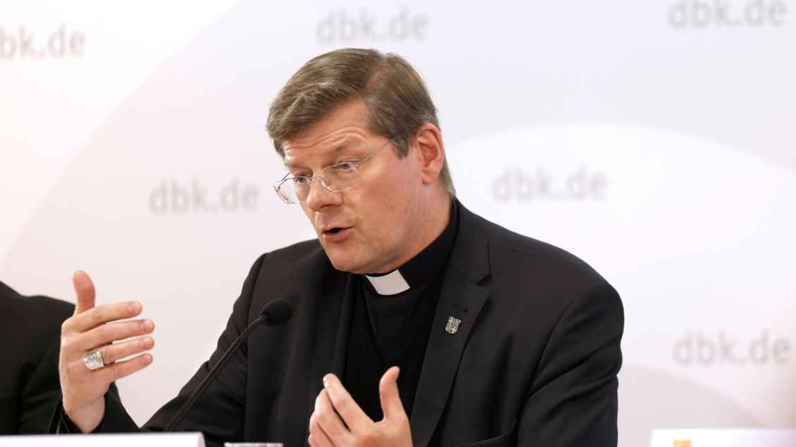 Erbischof Stephan Burger gestikuliert während er spricht Archivfoto: Future Image (imago)