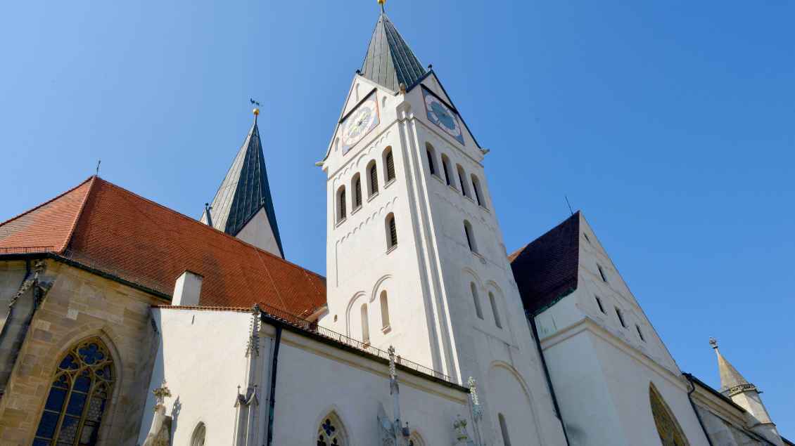 Der Dom im Bistum Eichstätt. Der Himmel ist blau.