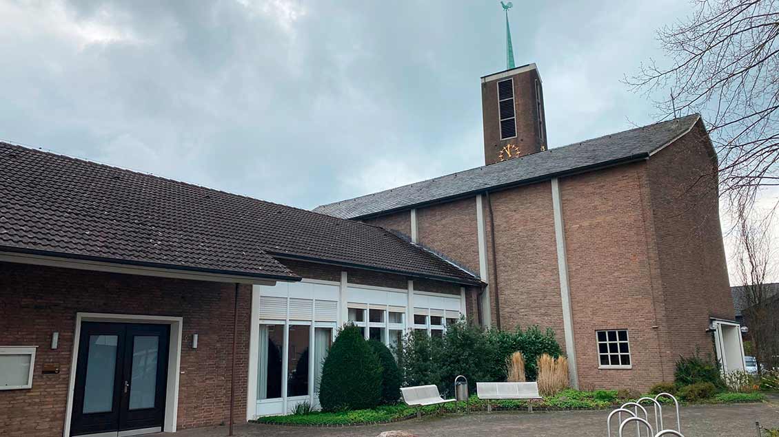 Aufgegeben wird die evangelische Friedenskirche inklusive angrenzendem Pfarrhaus und Gemeindehaus. | Foto: Johannes Bernard
