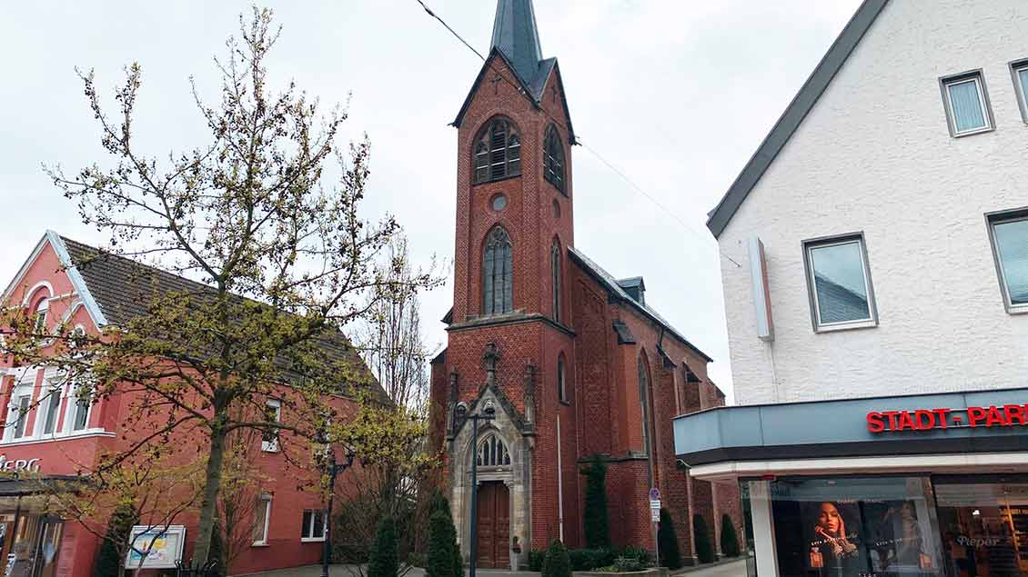 Die evangelische Stadtkirche liegt nun hundert Meter von der katholischen Pfarrkirche entfernt. | Foto: Johannes Bernard